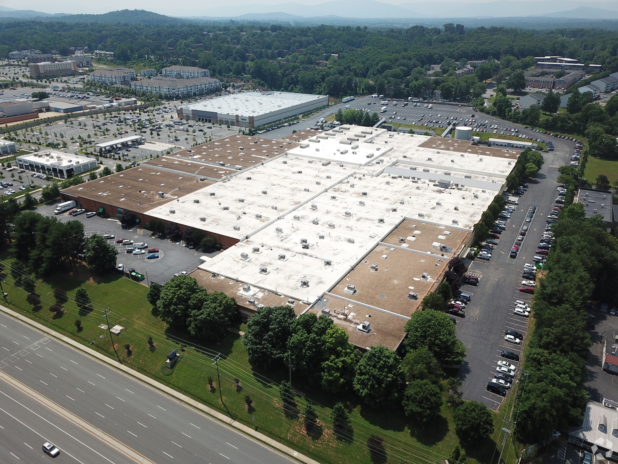 1180 Seminole Trl, Charlottesville, VA à louer Photo principale– Image 1 sur 2