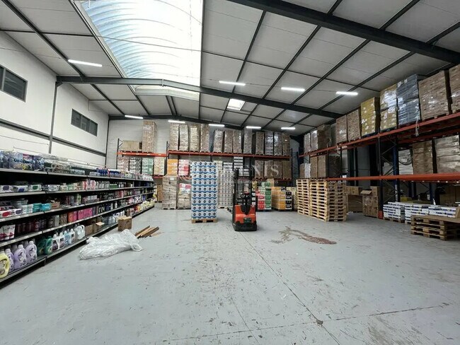 Plus de détails pour Local d'activités à louer