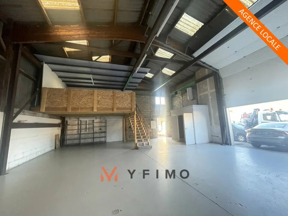 Local d’activités dans Bouafle à louer Photo de l’immeuble– Image 1 sur 9