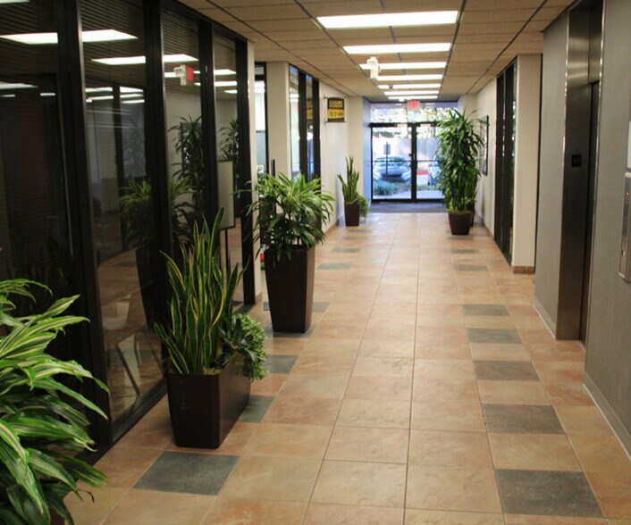 2200 North Loop W, Houston, TX à louer - Hall d’entrée – Image 3 sur 5