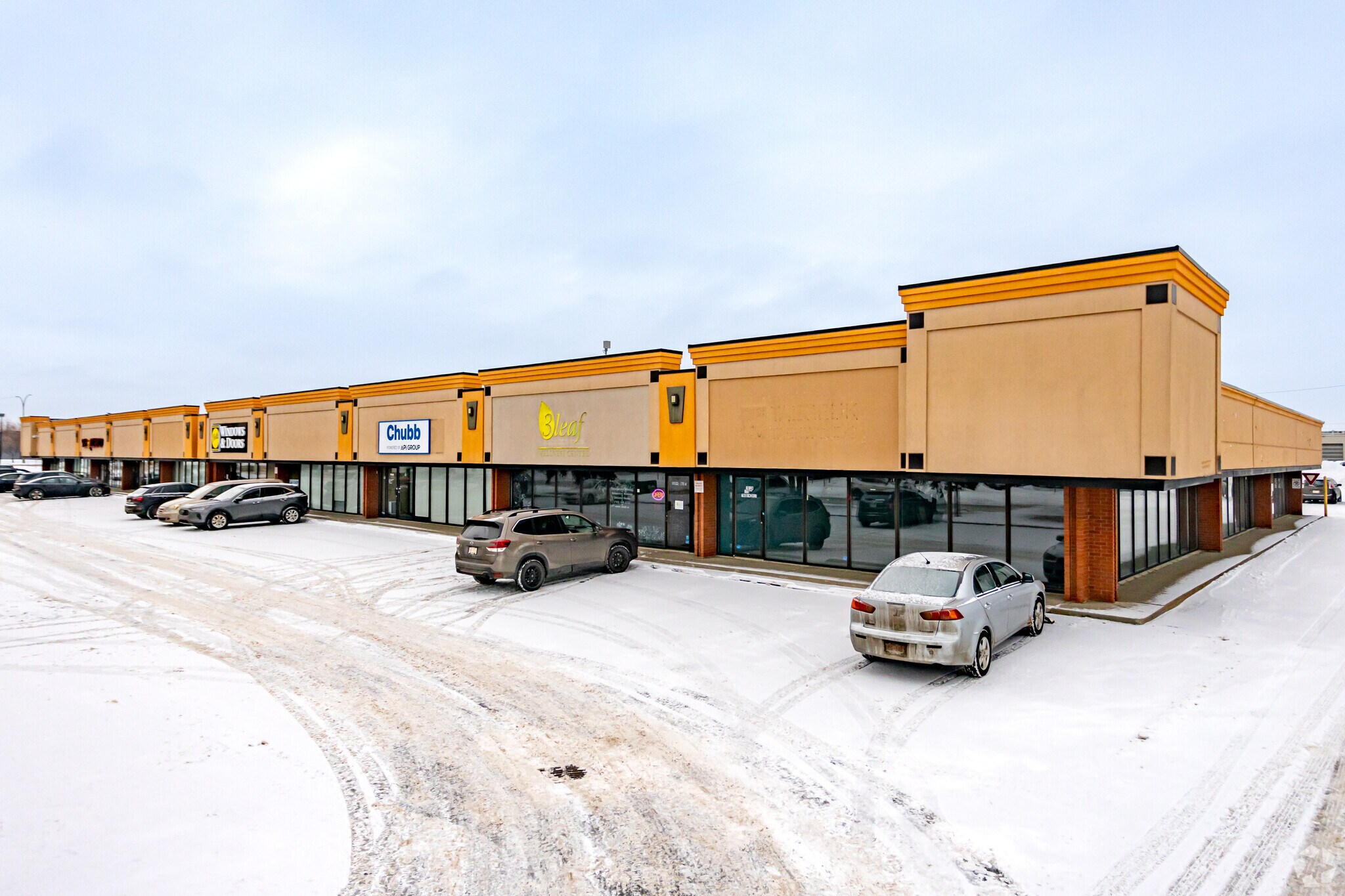 10104-10122 175 St NW, Edmonton, AB à louer Photo de l’immeuble– Image 1 sur 4