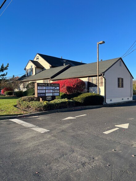 614 Route 130, East Windsor, NJ à louer - Photo principale – Image 1 sur 5