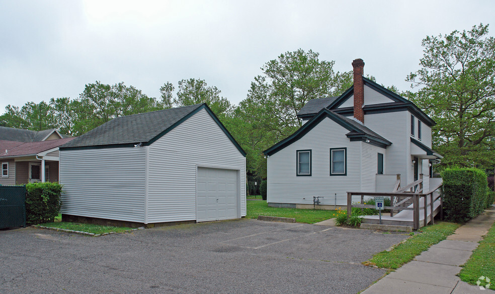 1228 Roanoke Ave, Riverhead, NY à louer - Photo de l’immeuble – Image 2 sur 20