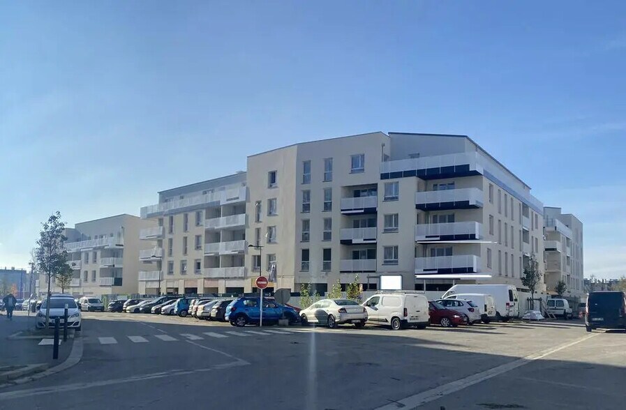 Local commercial dans Melun à louer - Photo de l’immeuble – Image 1 sur 8