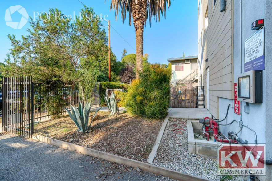 3324 N Chapman St, Los Angeles, CA à vendre - Photo de l’immeuble – Image 2 sur 16