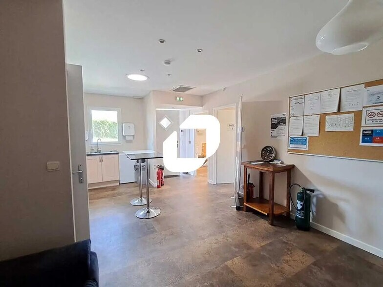 Local commercial dans Artigues-près-Bordeaux à louer - Photo de l’immeuble – Image 3 sur 8