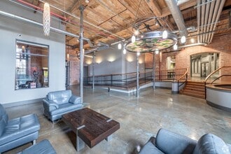 1082 Davol St, Fall River, MA à louer Hall d’entrée– Image 1 sur 7