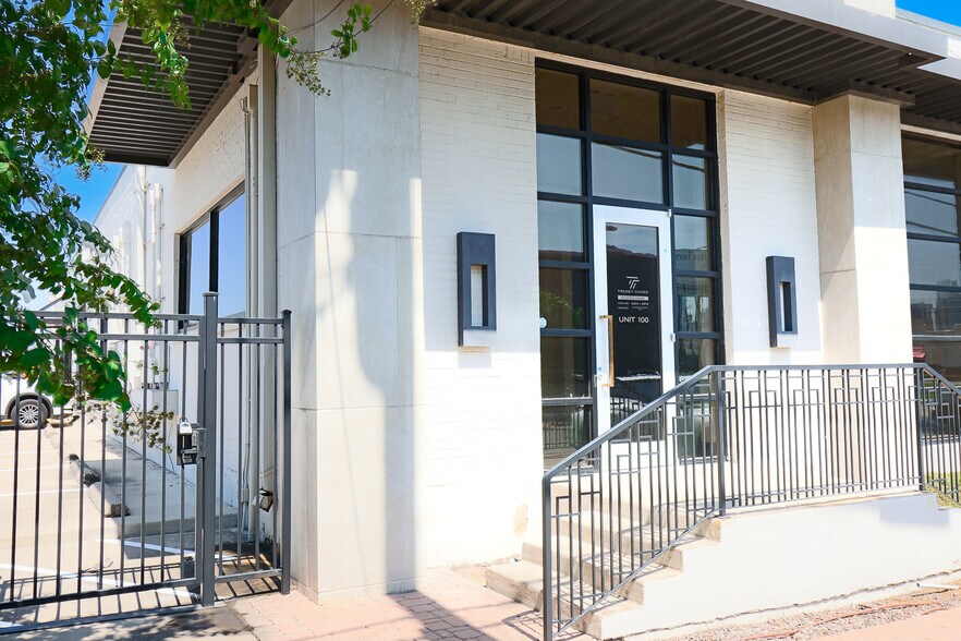 183 Cole St, Dallas, TX à louer - Photo de l’immeuble – Image 2 sur 23