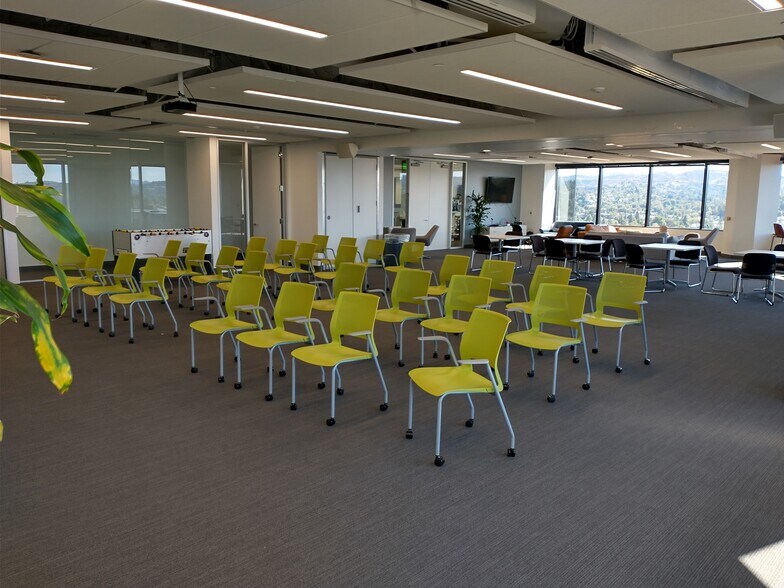 21700 Oxnard St, Woodland Hills, CA à louer - Photo de l’immeuble – Image 2 sur 11