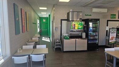 236-242 Teaticket Hwy, East Falmouth, MA à louer Photo intérieure– Image 2 sur 3