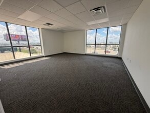 7506-7560 NW 70th St, Miami, FL à louer Photo intérieure– Image 1 sur 19