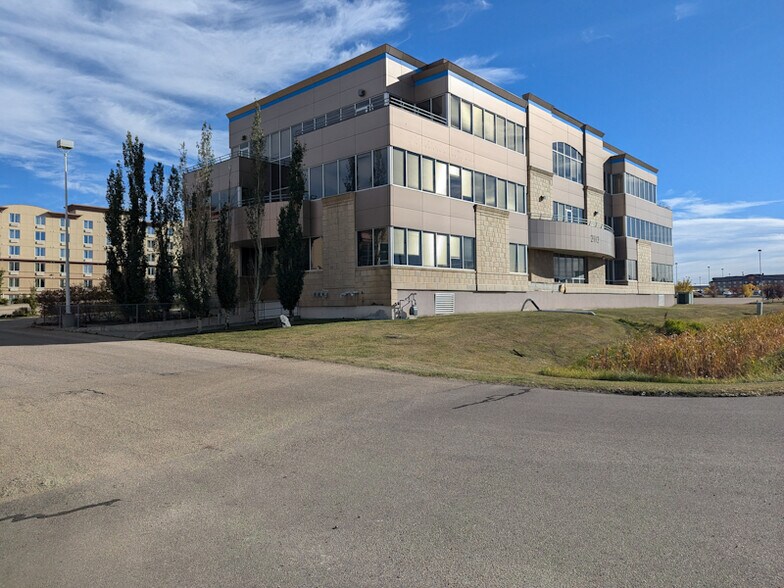 2112 Premier Way, Sherwood Park, AB à vendre - Photo de l’immeuble – Image 2 sur 20