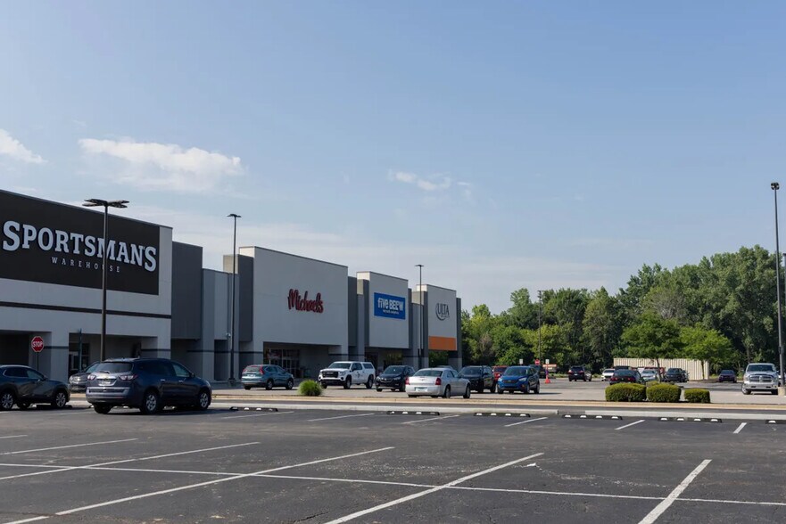 905-975 N Green St, Brownsburg, IN à louer - Photo de l’immeuble – Image 2 sur 5