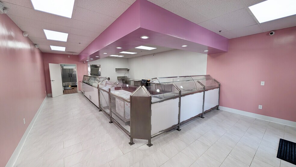 1714 E McFadden Ave, Santa Ana, CA à louer - Photo de l’immeuble – Image 2 sur 11