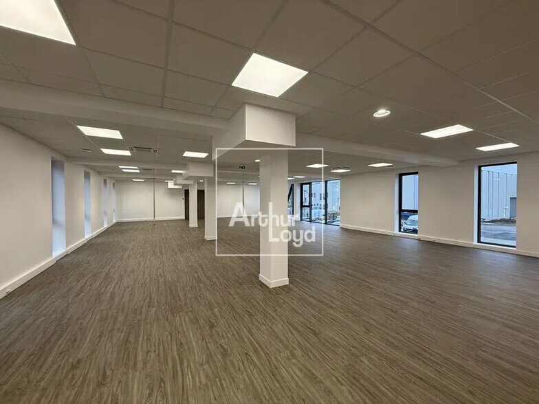 Bureau dans Croissy-Beaubourg à louer - Photo de l’immeuble – Image 3 sur 5