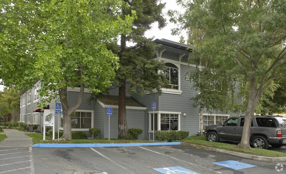 1330 Arnold Dr, Martinez, CA à louer - Photo de l’immeuble – Image 3 sur 4