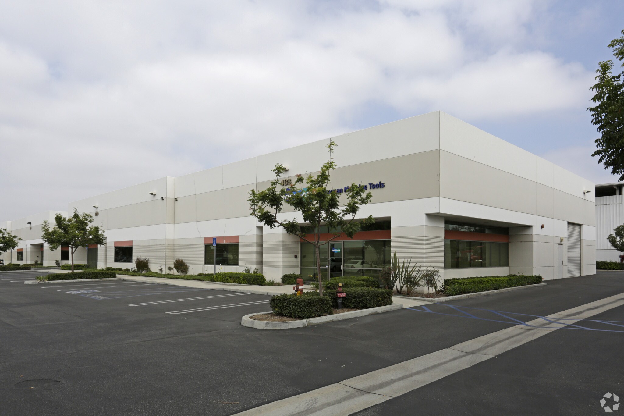 480-488 W Meats Ave, Orange, CA à louer Photo principale– Image 1 sur 8