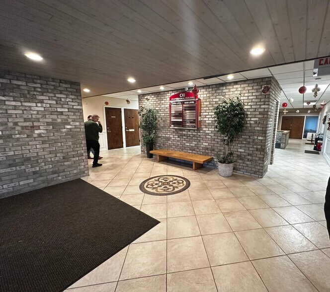 363 Route 111, Smithtown, NY à louer - Photo de l’immeuble – Image 3 sur 4