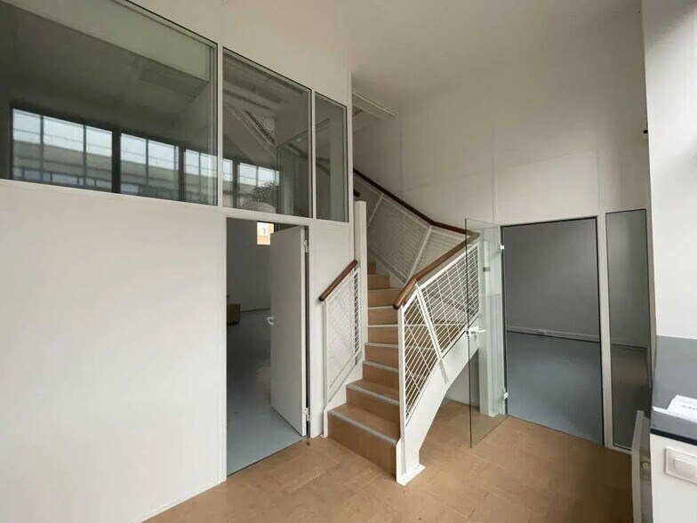 Local d’activités dans Vanves à louer - Photo de l’immeuble – Image 2 sur 10