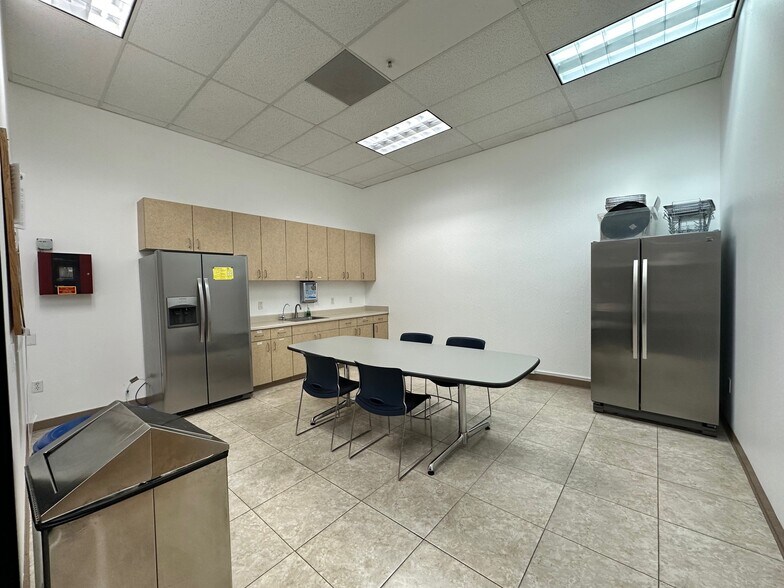 930-932 Hamlin Ct, Sunnyvale, CA à louer - Photo de l’immeuble – Image 3 sur 16