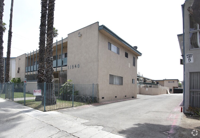 11940 Burbank Blvd, Valley Village, CA à vendre - Photo de l’immeuble – Image 2 sur 52