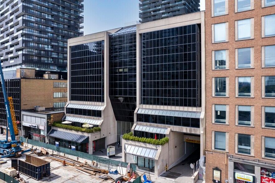 40 Eglinton Ave E, Toronto, ON à louer - Photo de l’immeuble – Image 1 sur 2