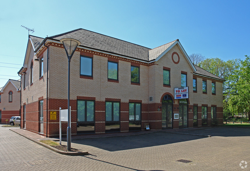 Cowley Mill Rd, Uxbridge à louer - Photo principale – Image 1 sur 10