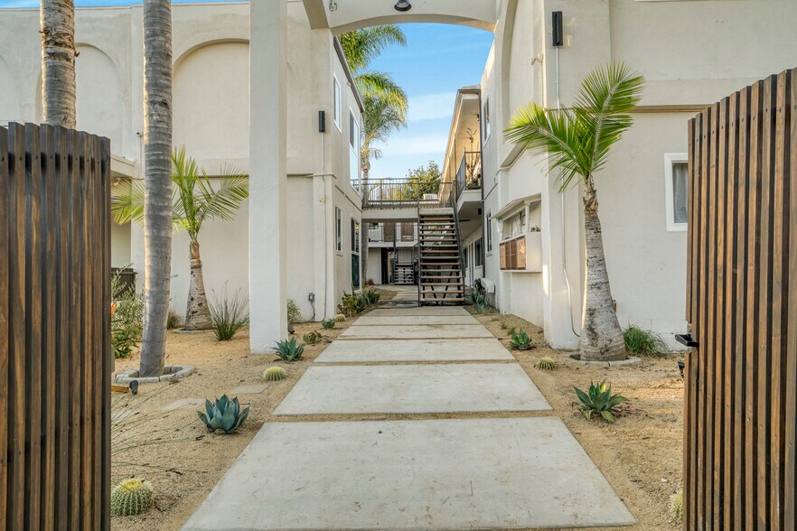 559 Sunset Ave, Venice, CA à vendre - Photo de l’immeuble – Image 2 sur 12