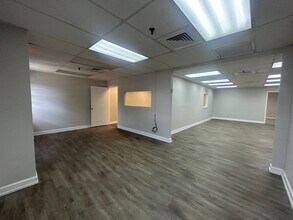 18227-18243 NE 4th Ct, Miami, FL à louer Photo intérieure– Image 1 sur 9