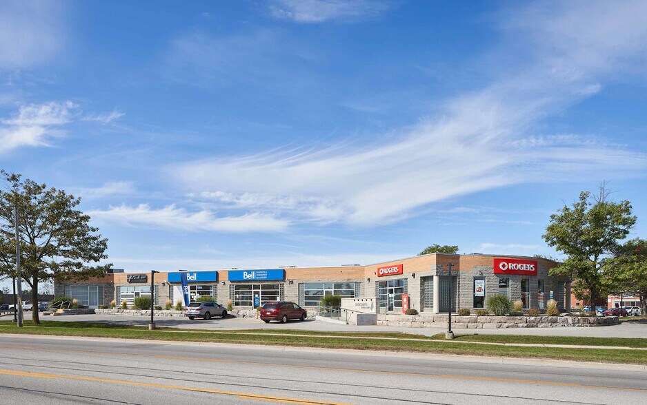 29-35 Cedar Pointe Dr, Barrie, ON à louer - Photo de l’immeuble – Image 3 sur 11