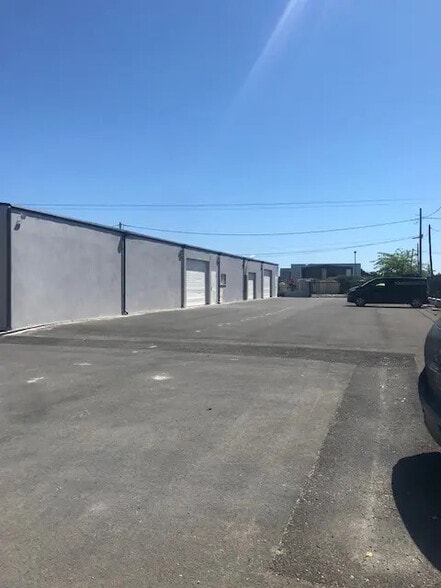 Local d’activités dans Salon-de-Provence à louer - Photo de l’immeuble – Image 2 sur 5