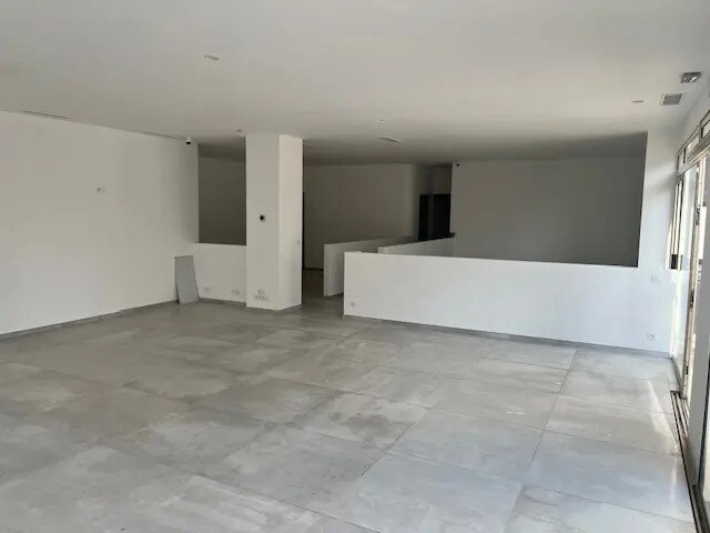 Local commercial dans Antibes à louer - Photo de l’immeuble – Image 2 sur 5
