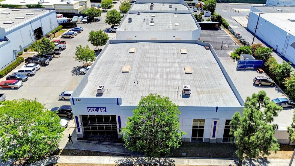 920 W 10th St, Azusa, CA à vendre - Photo de l’immeuble – Image 2 sur 71