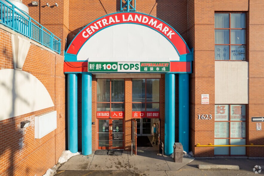1623 Centre St NW, Calgary, AB à vendre - Photo de l’immeuble – Image 2 sur 5