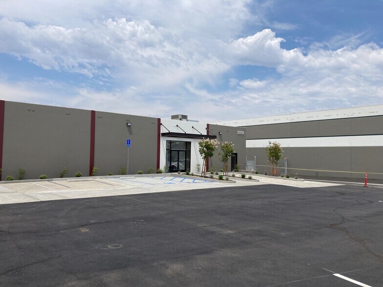 17711 E Railroad St, City Of Industry, CA à louer - Photo de l’immeuble – Image 3 sur 23