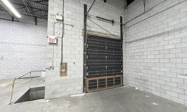 75 Shields Ct, Markham, ON à louer Photo intérieure– Image 2 sur 9