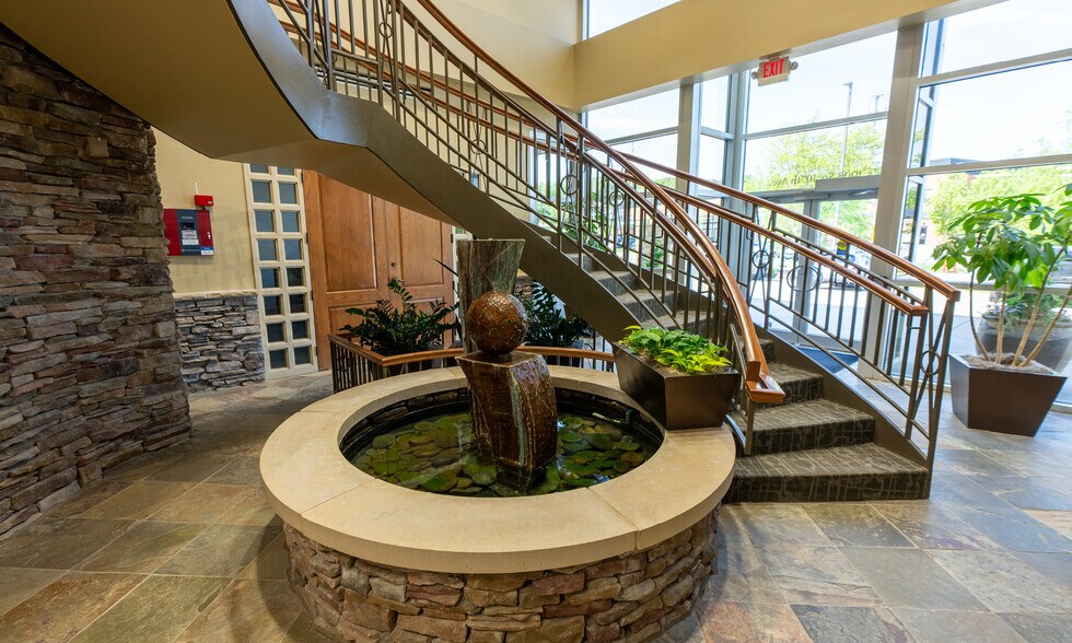 1005 S 107th Ave, Omaha, NE à louer - Hall d’entrée – Image 3 sur 7
