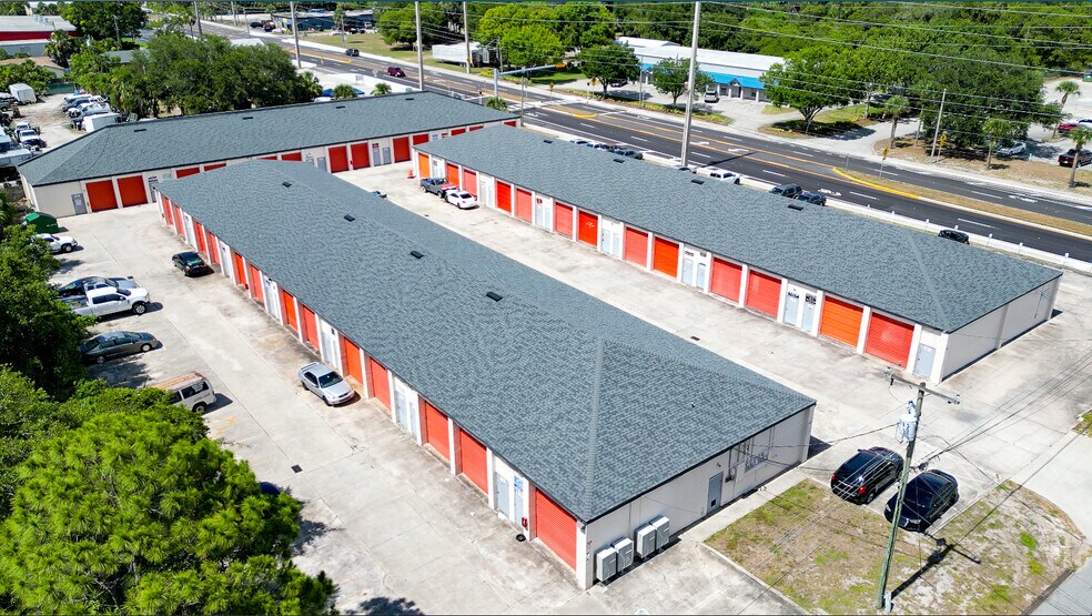 641 Clearlake Rd, Cocoa, FL à louer - Photo de l’immeuble – Image 1 sur 11