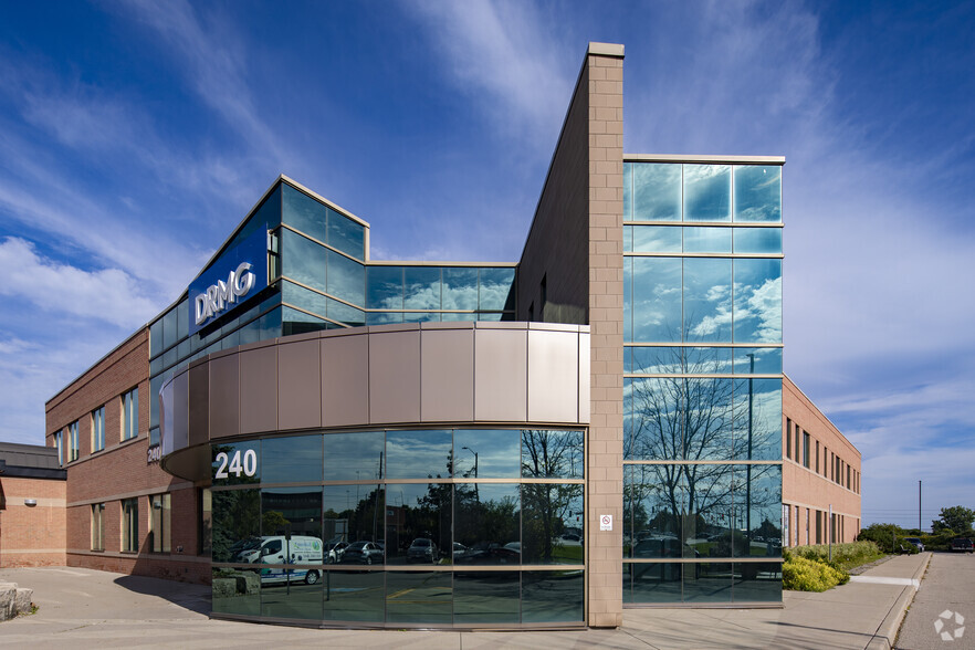 240 Wyecroft Rd, Oakville, ON à louer - Photo de l’immeuble – Image 2 sur 6