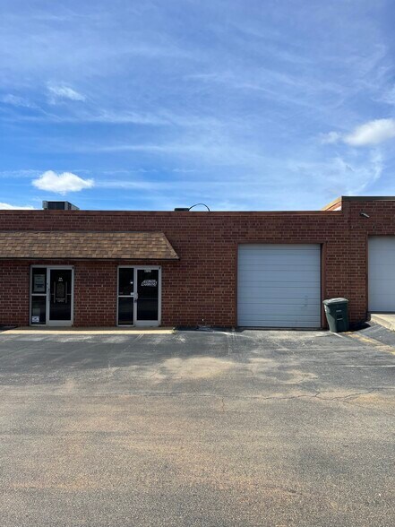 12 Wendy Ct, Greensboro, NC à louer - Photo de l’immeuble – Image 3 sur 12