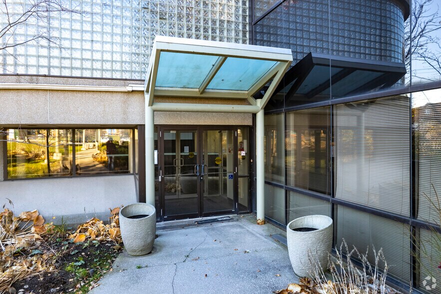 1120 Birchmount Rd, Toronto, ON à louer - Photo de l’immeuble – Image 3 sur 4