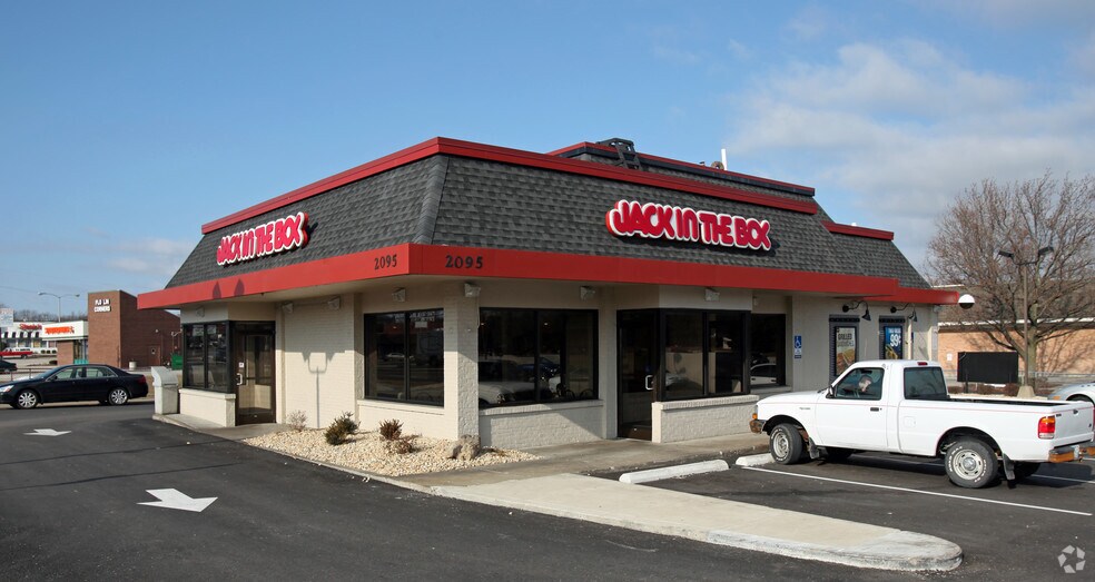 2095 N Lindbergh Blvd, Florissant, MO à louer - Photo principale – Image 1 sur 2