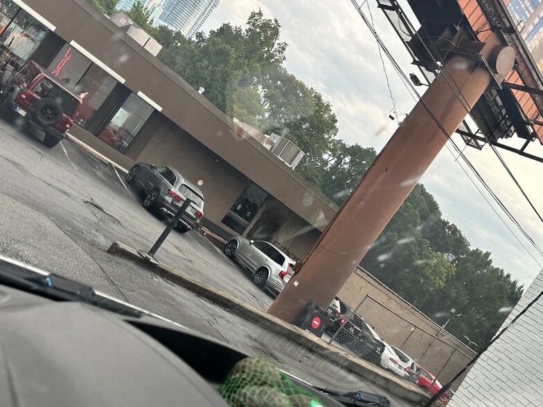 3097 Piedmont Rd NE, Atlanta, GA à louer - Photo de l’immeuble – Image 3 sur 19