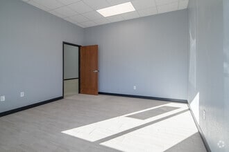 10927 Fredericksburg Rd, San Antonio, TX à louer Hall d’entrée– Image 1 sur 6