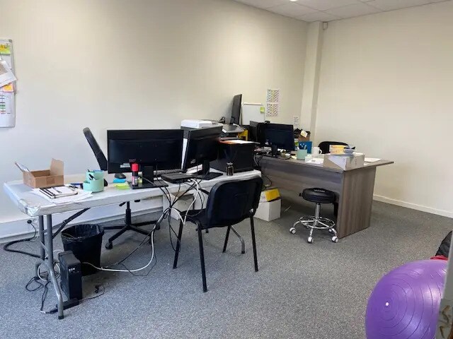 Local d’activités dans Saint-Priest à louer - Photo de l’immeuble – Image 3 sur 3