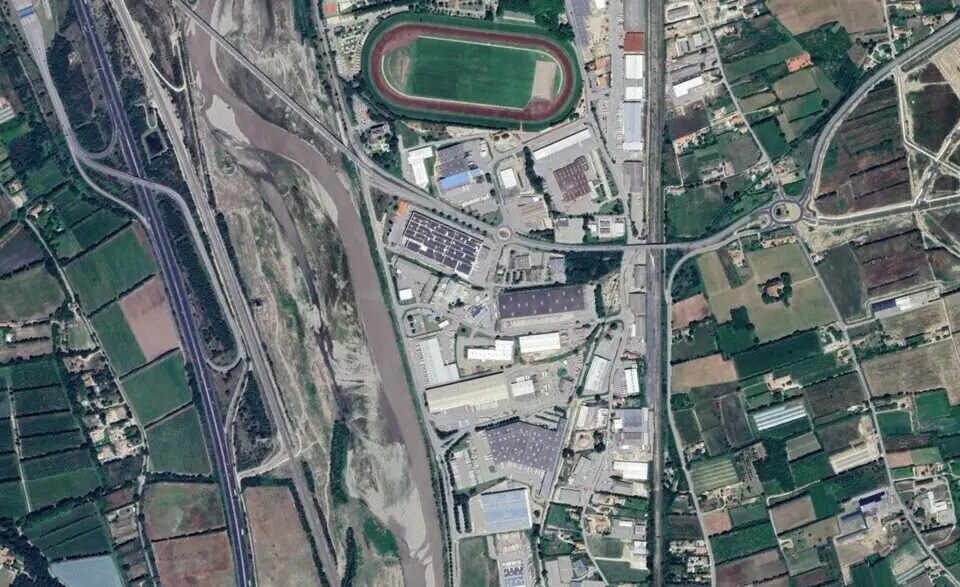 Local d'activités dans Cavaillon à vendre - Photo de l’immeuble – Image 3 sur 3