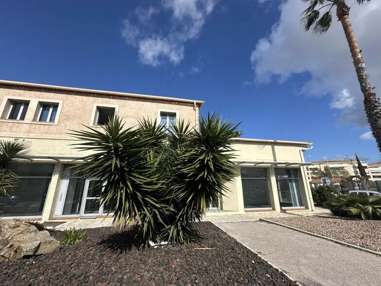 Bureau dans Fréjus à louer - Photo de l’immeuble – Image 1 sur 13