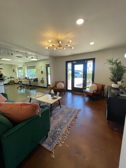 2546 E Indian School Rd, Phoenix, AZ à louer - Photo de l’immeuble – Image 3 sur 14