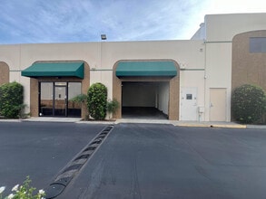 6430 Variel Ave, Woodland Hills, CA à louer Photo de l’immeuble– Image 1 sur 8