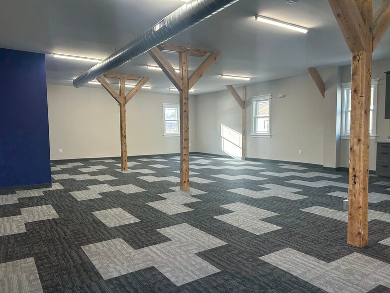 15 Central St, Hudson, NH à louer - Photo intérieure – Image 3 sur 7